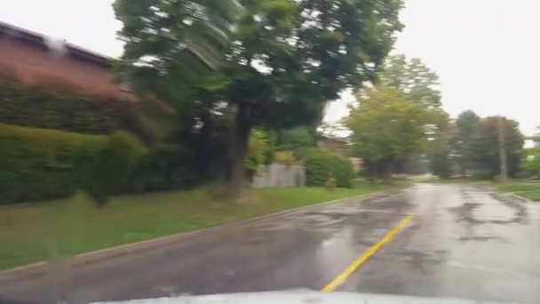 Conducir Suburbio Residencial Bajo Lluvia Durante Día Punto Vista Del — Vídeos de Stock