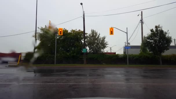 Sürücü Bakış Noktası Pov Yağmur Yağarken Kırmızı Işık Bekliyor Yoldan — Stok video