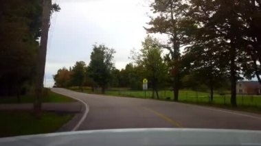 Arabanın Arkasından Arkaya Bakış Kırsal Yol Bulutlu Gün Altında. Bulutlu Gök Altında Araç Ülke Sokağının Arkasındaki Araç Noktası.