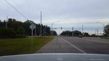 Stop 'tan Kalkış' ın arka görüntüsü. Aracın Arkasından Araç Bakış Alanı Yolun Yanından Sürmeye Başlıyor.