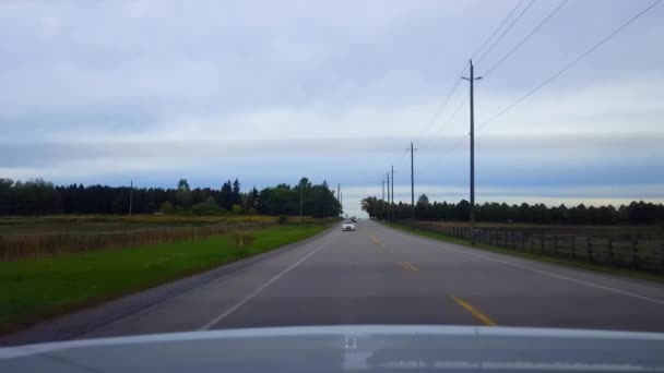 Vue Arrière Arrière Voiture Conduisant Route Campagne Rurale Avec Trafic — Video