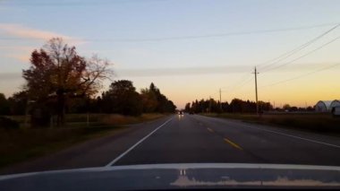 Kırsal kesimde kırsal yolda araba sürerken gün boyunca trafik vardı. Vagon Noktası Vagon Country Caddesi Aracının Arkasında Pov.