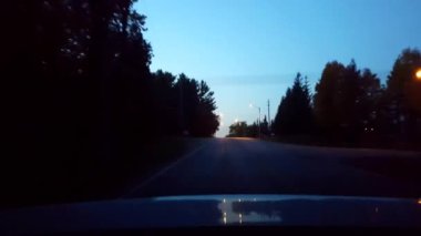Gece boyunca Kırsal Yol 'da Araba Sürerken Arka Görüntü. Vehicle Country Street 'in arkasındaki Varış Noktası Akşam.