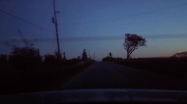 Gece boyunca Kırsal Yol 'da Araba Sürerken Arka Görüntü. Vehicle Country Street 'in arkasındaki Varış Noktası Akşam.