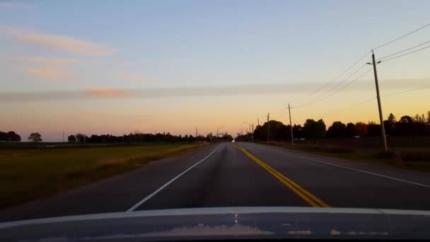 Visão Traseira Parte Traseira Carro Que Conduz Estrada Rural Campo — Vídeo de Stock