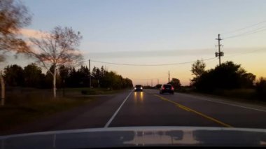 Aracın Arkasından Kırsal Yol 'un Yana Çekişi Gün Boyunca Arka Görüntü. Araç Aracının Arkasındaki Pov Şehir Sokağındaki Durağa Geldi.