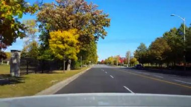 Gündüz vakti Araba Sürme Yolu 'ndan Arka Görüntü. Araç Aracı Arkasında Araç Bakış Noktası Parlak Gündüz Gökyüzü.