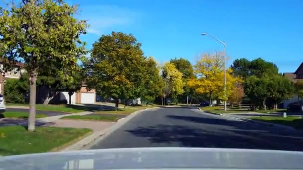 Rückansicht Von Der Rückseite Des Autos Das Tagsüber Die Vorstadtstraße — Stockvideo