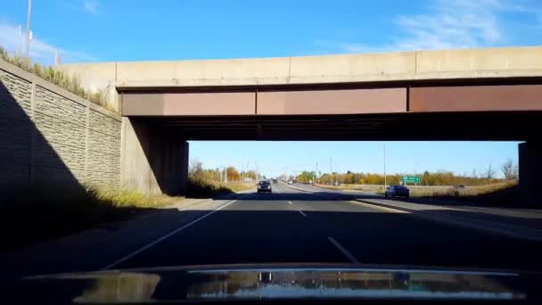 Rückansicht Von Der Rückseite Des Autos Das Tagsüber Die Stadtstraße — Stockvideo