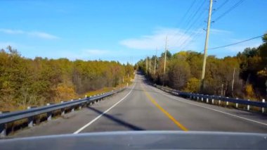 Gündüz Kırsal Yol 'da Araba Sürerken Arkaya Bakış. Vehicle Country Street 'in Arkasındaki Araç Noktası.