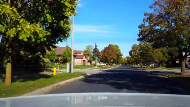 Visão Traseira Volta Carro Dirigindo Torno Curva Estrada Subúrbio Residencial — Vídeo de Stock