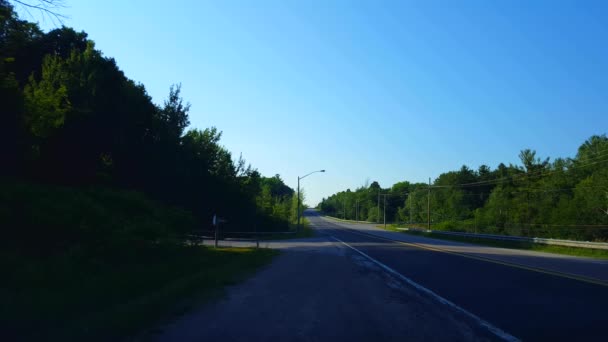 人がいない道路の長い空のストレッチ夏の日に車はありません 休暇放棄された農村部のカントリーストリート — ストック動画