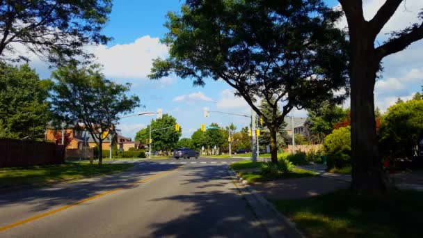 Cidade Subúrbio Luz Interseção Com Tráfego Condução Verão Veículos Urbanos — Vídeo de Stock