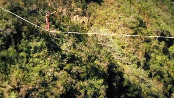 Mann balanciert auf dem Seil — Stockvideo