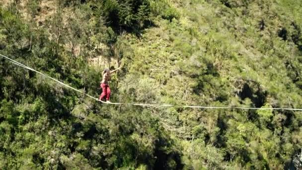 Athletic Walking On Slackline or Tightrope Over Green Forest — Stok Video