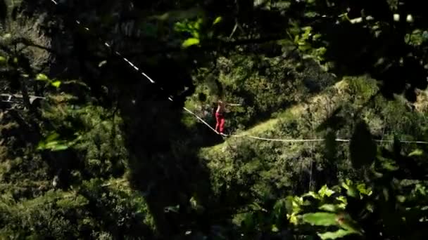 Slacklining, Highline caindo em uma corda — Vídeo de Stock