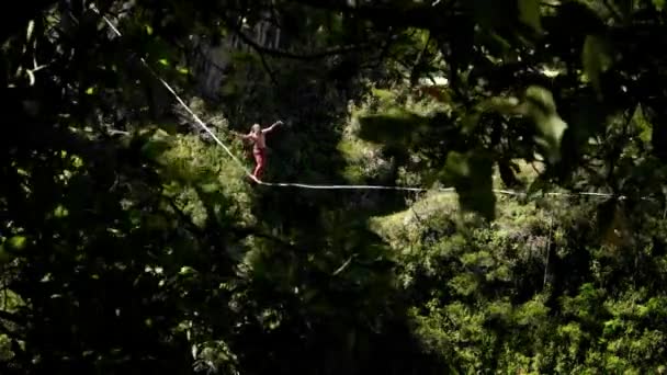 Homme essayant d'équilibrer sur la corde et tombant — Video