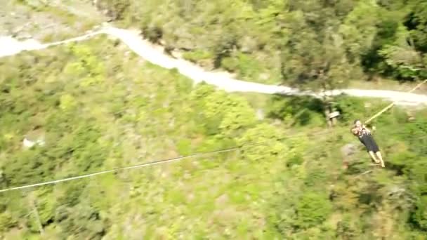 Egy férfi átkelés egyik oldalon a másik felett Precipice in Mountains — Stock videók