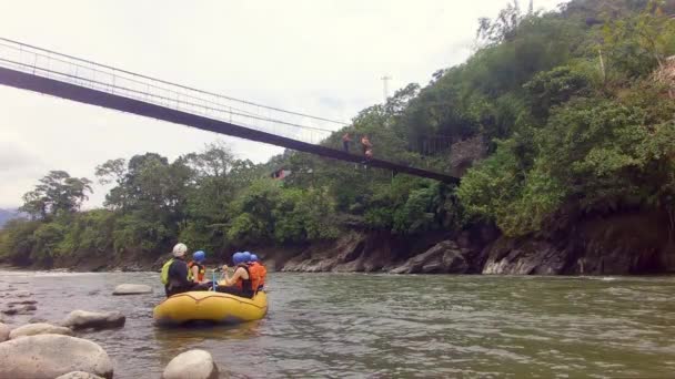 Turistas Rafting y saltando desde un puente — Vídeos de Stock