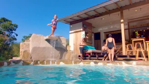 Kleines Mädchen hat Spaß im Pool einer Lodge im ecuadorianischen Amazonas — Stockvideo