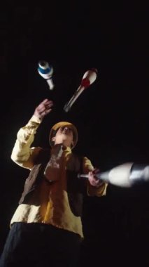 Sihirbazın Hokkabazlık Numarasını Yaparken Dinamik Çekimi