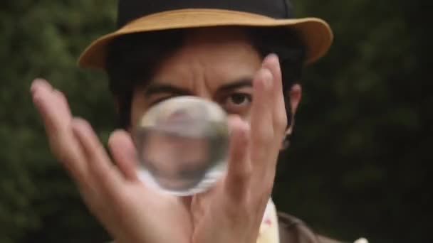 Cirkus interpret cvičí trik pomocí křišťálové koule — Stock video