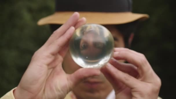 Цирковой артист играет с хрустальным мячом — стоковое видео