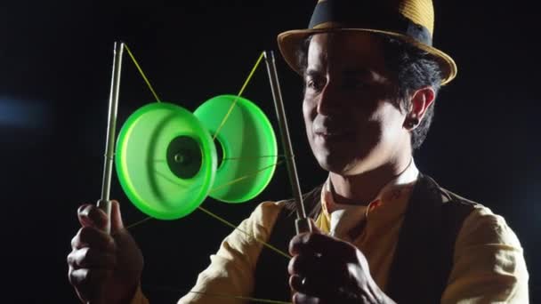 Portret van een goochelaar die 's nachts een magische truc beheerst — Stockvideo