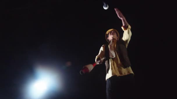 Circo Interprete Juggle Utilizzando oggetti di scena — Video Stock