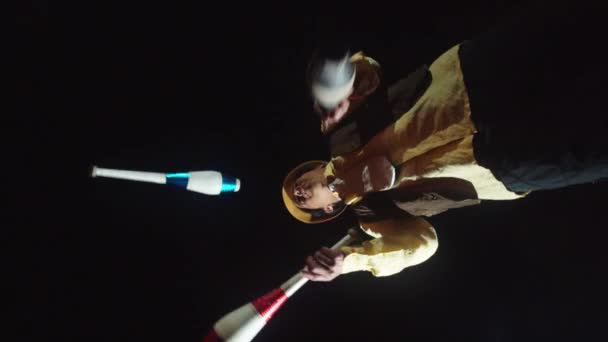 Dynamic Shot Of Circus Magician Juggling — Stock Video