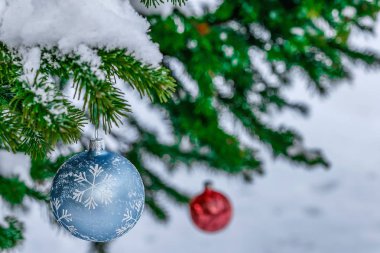 Yeni yıl, Noel, Noel ağacı Noel oyuncaklar ile dekore edilmiştir..