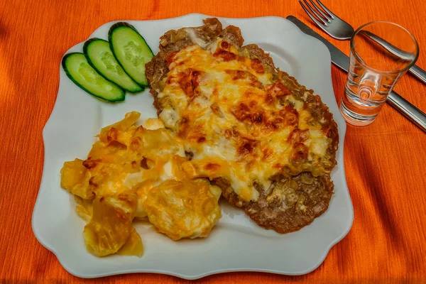 peynir, salatalık ve patates kızartması ile pişmiş pirzola.