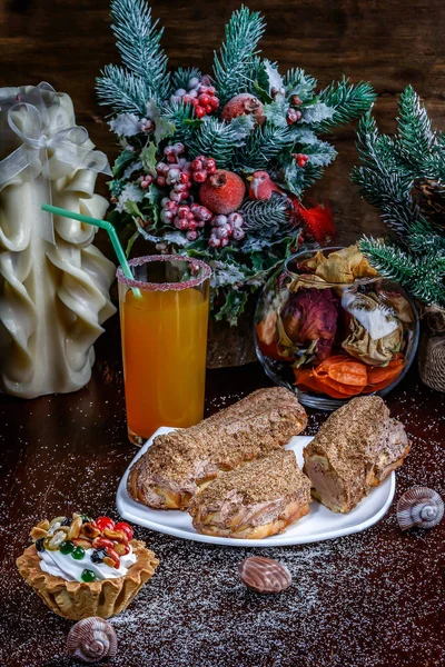 Panier Gâteaux Éclairs Sur Fond Sapin Noël Une Grande Bougie — Photo