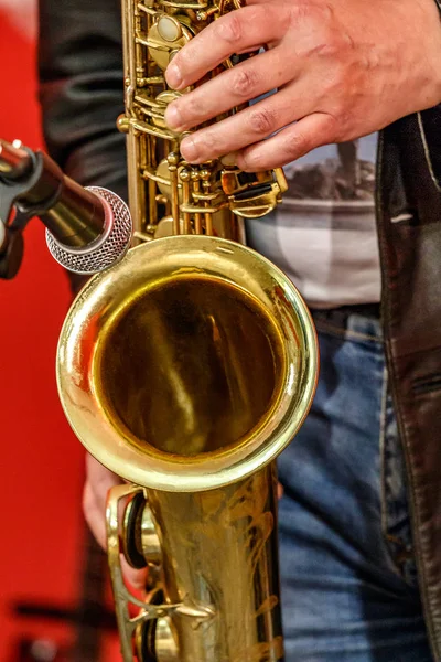 Instrumento Musical Saxofone Microfone Mão Masculina Músico — Fotografia de Stock
