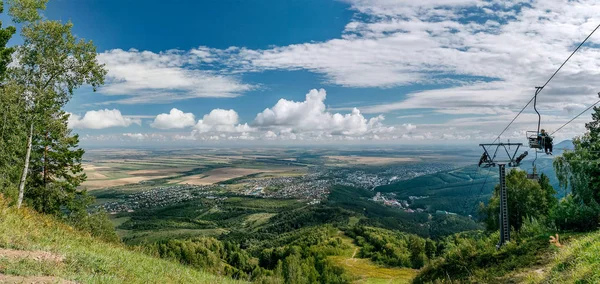 Panoramik şehir Belokurikha, kuşbakışı teleferik dan.