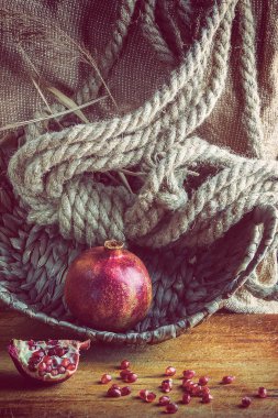 Olgun meyve nar, eski Lykovo sepeti üzerinde bichebi bez ipten çanta dikmek oldu arka plan üzerinde olan hala-life.Still hayat eski stoleshnya.