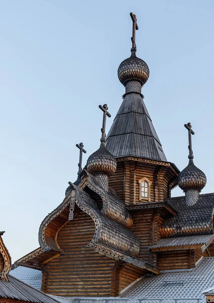 Haç ile kilise kubbe.