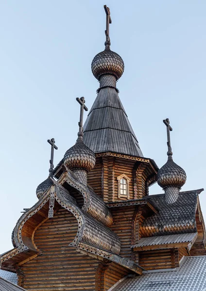 Haç ile kilise kubbe.