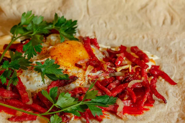 Çırpılmış yumurta ile pide ekmek.