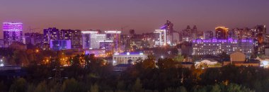 Gün batımında şehir panoraması.