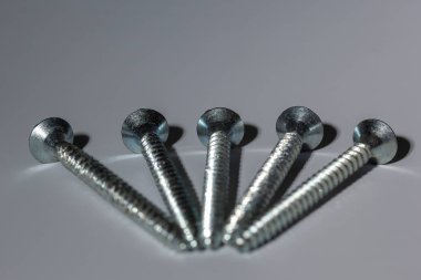 Tahta yerine metal vidalar. N2