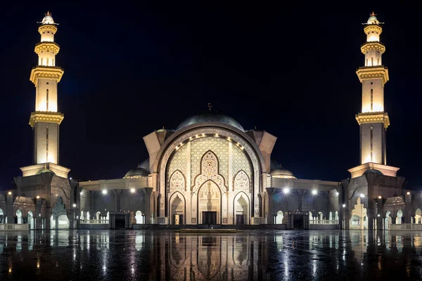 Kuala Lumpur, Malezya - 3 Kasım 2018: Federal Camii, Kuala Lumpur yağmur nightview sonra