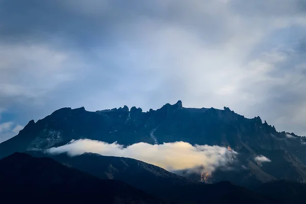 Puncak Gunung Kinabalu Dengan Awan Tingkat Rendah — Stok Foto