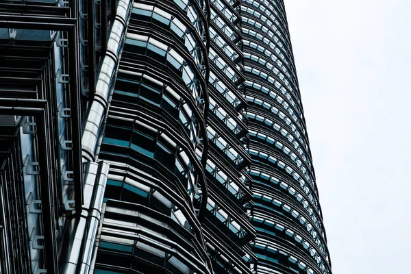 Kuala Lumpur - 2 Ağustos 2018: Klcc İkiz kule dış cephe cam ve çelik yapı