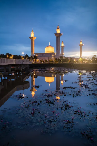 Gün doğarken Bukit Jelutong Camii
