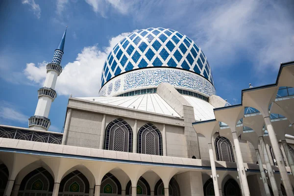 Bulut ve açık mavi gökyüzü ile gün boyunca Sultanahmet Camii