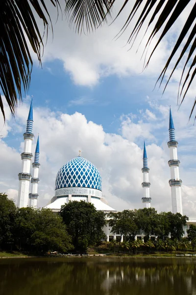 Modrá Mešita Během Dne Cloudem Obklopený Přírodou — Stock fotografie