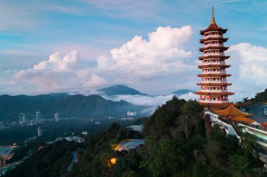 Düşük düzey bulut ve tepeler ile sabah Pagoda görünümünü