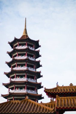 Bulutlu sabahında Tapınağı Pagoda kulede