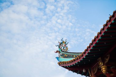 Pagoda mavi gökyüzü ile çatı dekorasyonu